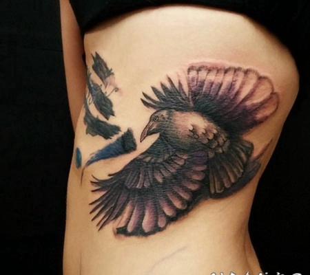 侧肋3D黑色的大乌鸦纹身图案
