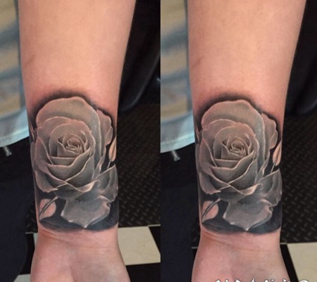 手腕3D逼真的玫瑰与阴影纹身图案
