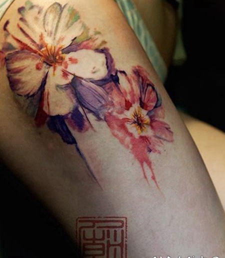 惊人的自然彩色3D花卉大腿纹身图案