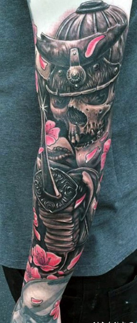 手臂3D彩色的武士骨架与花瓣纹身图案