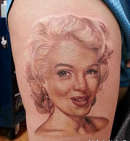 大腿迷人的3D写实彩玛丽莲梦露肖像纹身图案