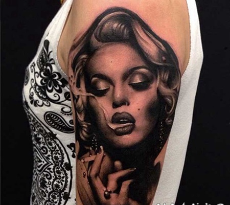 手臂3D写实的吸烟玛丽莲梦露肖像纹身图案