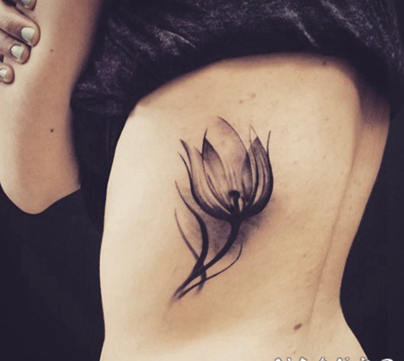 侧肋3D美丽的黑色神秘花朵纹身图案