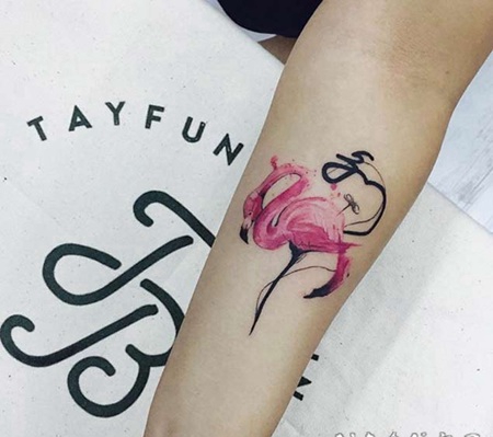 手臂可爱的3D彩色火烈鸟纹身图案