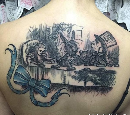 著名的卡通爱丽丝梦游仙境3D背部纹身图案