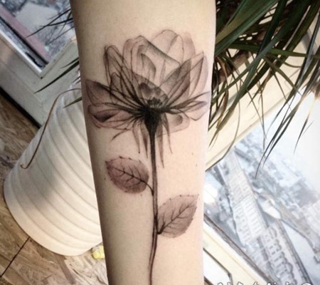 不寻常的3D黑色美丽花朵小臂纹身图案