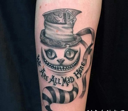 手臂很酷的3D黑白幻想猫和字母纹身图案