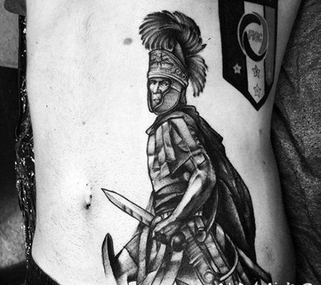 侧肋3D风格设计黑白的罗马武士纹身图案