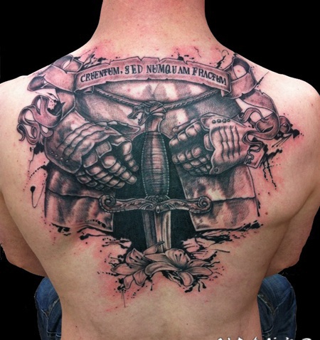 背部3D彩色的中世纪盔甲和剑上纹身图案