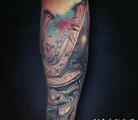 手臂3D五彩的树叶和武士面具纹身图案