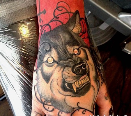 手背3D彩色的恶魔狼纹身图案