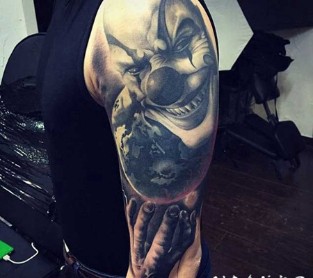 手臂华丽的3D邪恶小丑与地球纹身图案