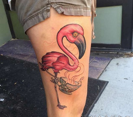 大腿超酷的3D粉红色火烈鸟和杯子纹身图案