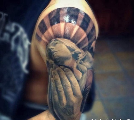 大臂3D风格彩绘的天使雕像纹身图案