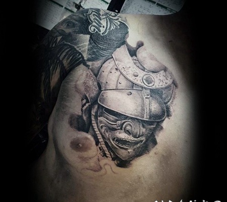 胸部3D风格黑白武士面具纹身图案