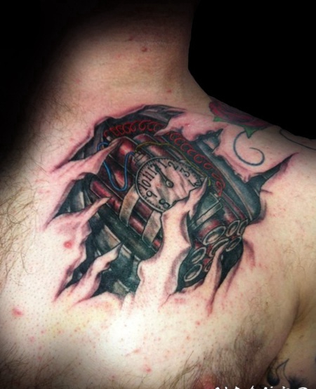 胸部3D自然彩色的撕皮与定时器爆炸纹身图案