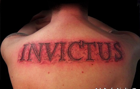 背部非常独特的3D字母彩色纹身图案