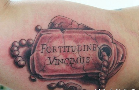 大臂3D彩色的狗牌和字母纹身图案