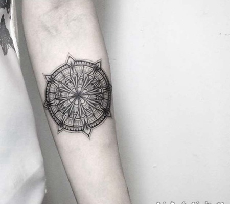 手臂3D黑色的花形装饰纹身图案