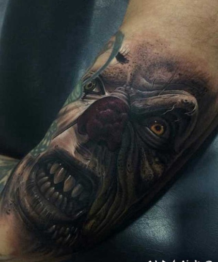 手臂3D风格彩色的邪恶怪物小丑纹身图案