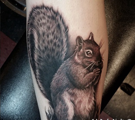 可爱的3D逼真松鼠小腿纹身图案