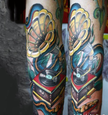 手臂3D很酷的彩色留声机纹身图案