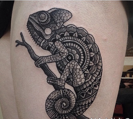 大腿3D黑色的部落风格变色龙纹身图案