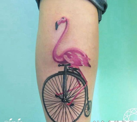 很酷的3D自行车结合粉红色火烈鸟纹身图案