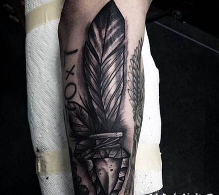 小臂3D羽毛和箭头纹身图案