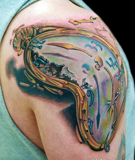 肩部3D损坏的黄金时钟纹身图案