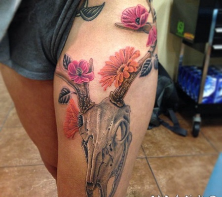 大腿3D自然彩色的动物头骨与花卉纹身图案