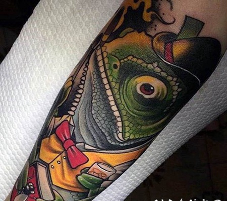 小臂3D彩色的变色龙和书籍纹身图案