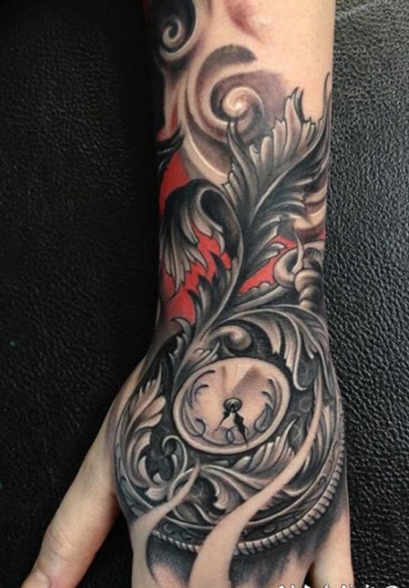 手背3D彩色的羽毛和时钟纹身图案