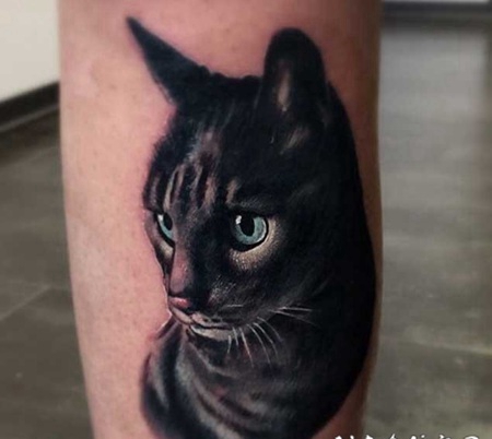 小腿3D逼真自然的猫与绿色眼睛纹身图案