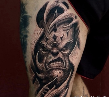 大腿3D风格黑白恶魔怪物是撕皮纹身图案