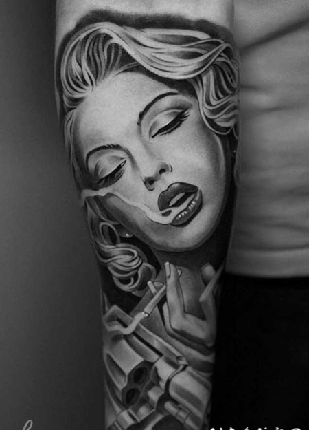 手臂3D自然的吸烟女性肖像和手枪纹身图案