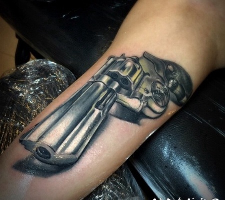 手臂3D风格非常酷的手枪纹身图案