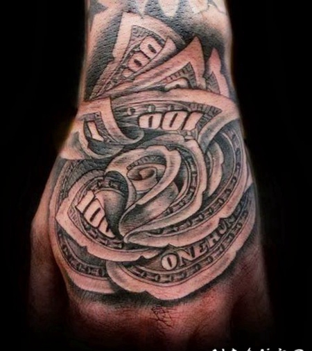 手背3D黑白风格的玫瑰形百元钞票纹身图案