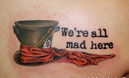 背部3D的彩色魔术帽和字母纹身图案