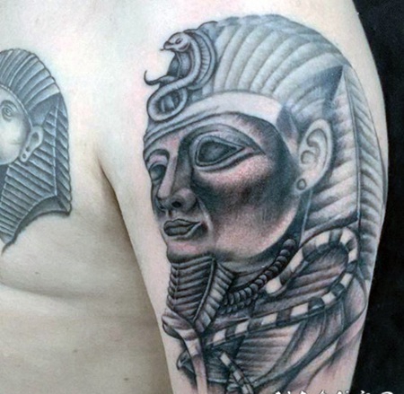 大臂3D风格黑白的埃及法老雕像纹身图案