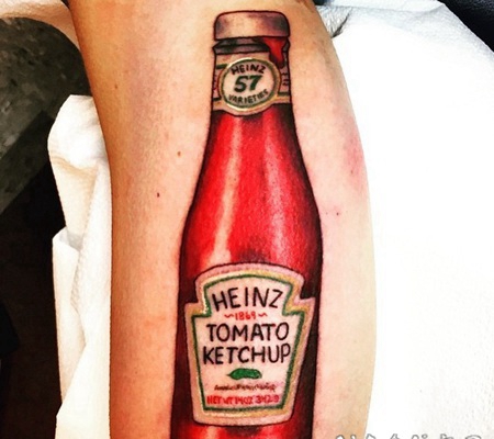 写实的3D风格彩色番茄酱瓶纹身图案