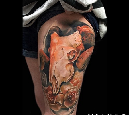 大腿3D彩色的动物头骨和玫瑰纹身图案