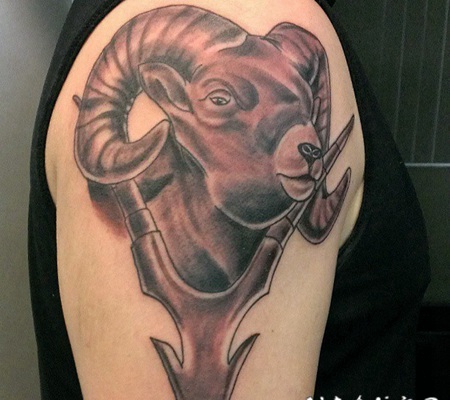 手臂3D风格彩色的山羊头纹身图案