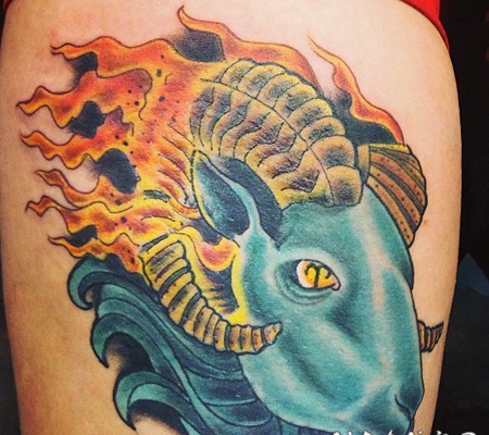 3D风格彩色山羊头与火焰纹身图案