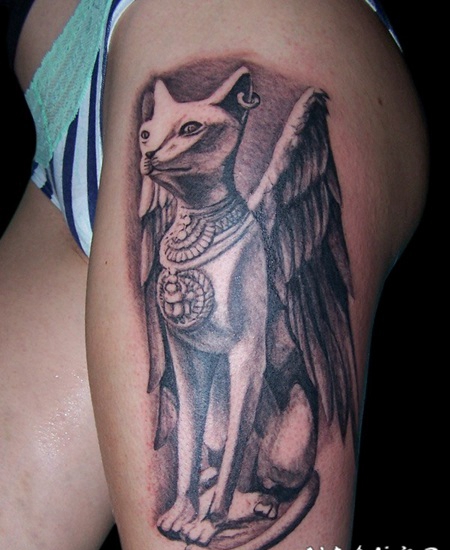大腿3D华丽的黑色埃及猫雕像和翅膀纹身图案