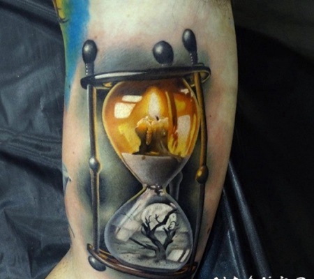 手臂令人惊叹的3D写实五彩沙漏纹身图案