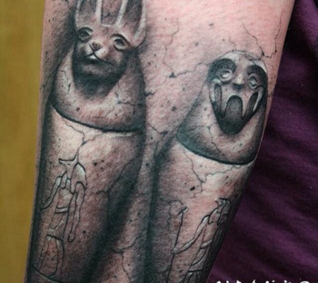 手臂难以置信的3D古埃及神像纹身图案