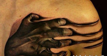 胸部可怕的3D彩色僵尸手和抓痕纹身图案