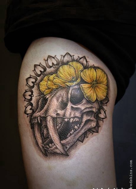 令人惊叹的3D动物头骨和黄色花朵纹身图案