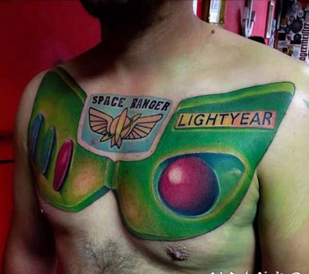 胸部有趣的3D幻想游侠盔甲与徽章纹身图案